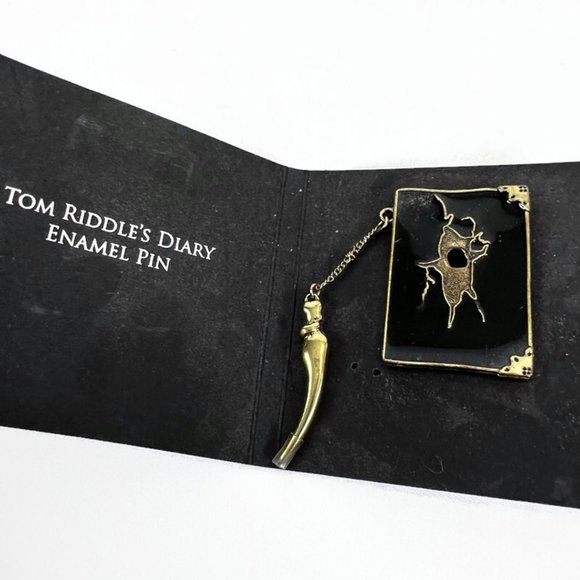 HARRY POTTER Metal TOM RIDDLE'S DIARY Enameled LOOTCRATE Pin - Picture 1 of 4